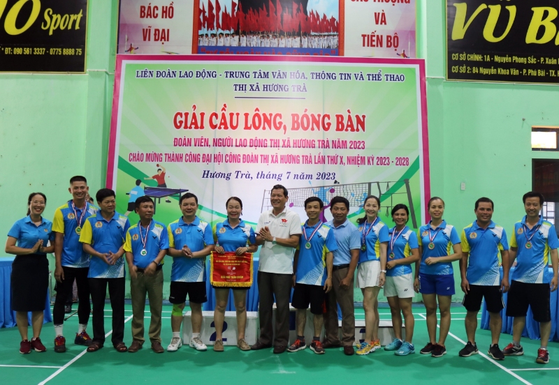 giai cau long bon ban 2023 2