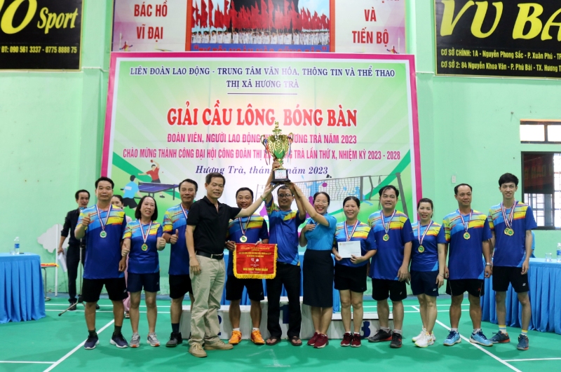 giai cau long bon ban 2023 3