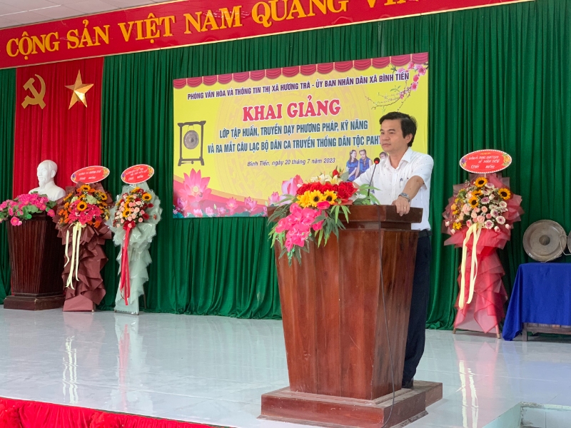 Đồng chí Đỗ Ngọc An, Thị ủy viên, phó chủ tịch UBND thị xã Hương Trà phát biểu tại buổi khai giảng