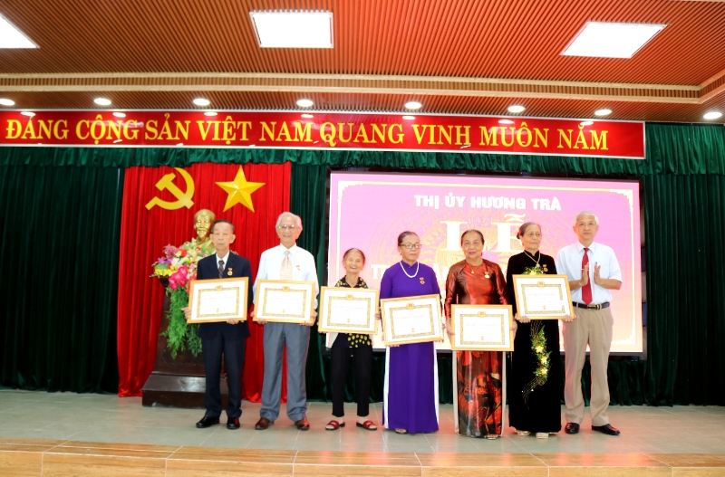 Đồng chí Lê Hồng Thắng – Phó Bí thư Thường trực Thị ủy Hương Trà trao huy hiệu 55 năm tuổi Đảng cho 8 đảng viên