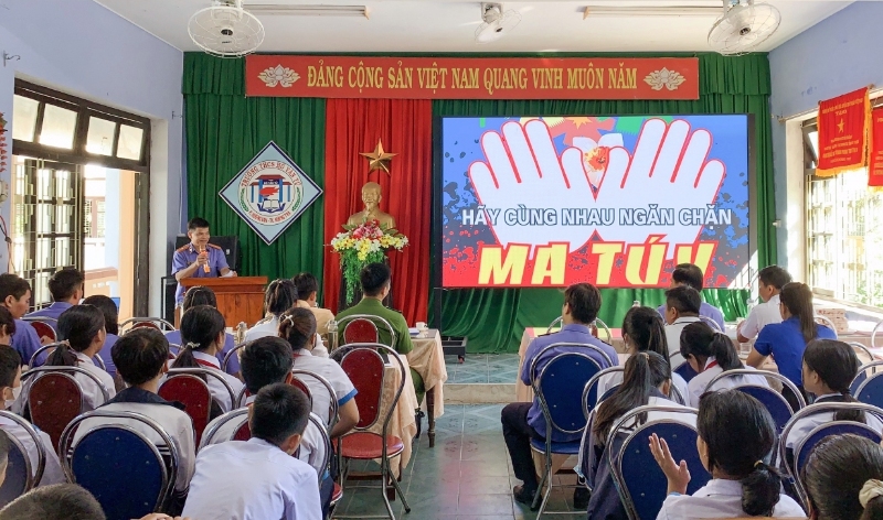 Viện KSND thị xã Hương Trà: Tuyên truyền pháp luật “Phòng, chống tác hại của ma túy, luật giao thông đường bộ và kỹ năng phòng cháy, chữa cháy”cho các em học sinh