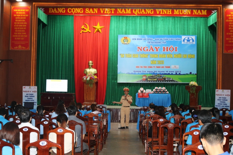 Cán bộ đội CSGT-TT, Công an thị xã Hương Trà tuyên truyền pháp luật về ATGT tại Ngày hội