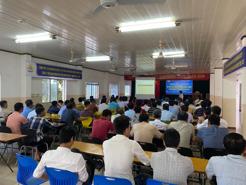 Hương Trà tổ chức truyền thông pháp luật lao động cho gần 100 đoàn viên, người lao động