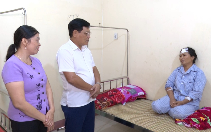 Chủ tịch Ủy ban MTTQVN tỉnh Nguyễn Nam Tiến ân cần thăm hỏi sức khỏe, động viên bà Nguyễn Thị Thủy Tiên