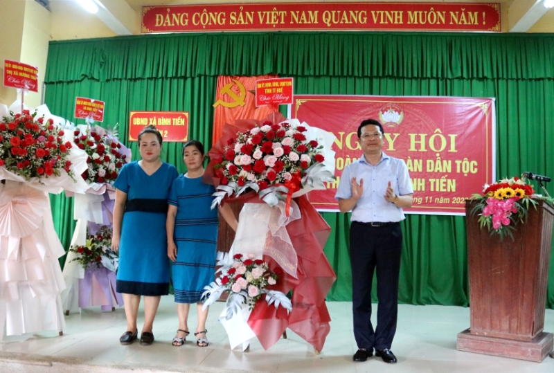Phó Chủ tịch UBND tỉnh Hoàng Hải Minh tặng hoa chúc mừng Ngày hội Đại đoàn kết