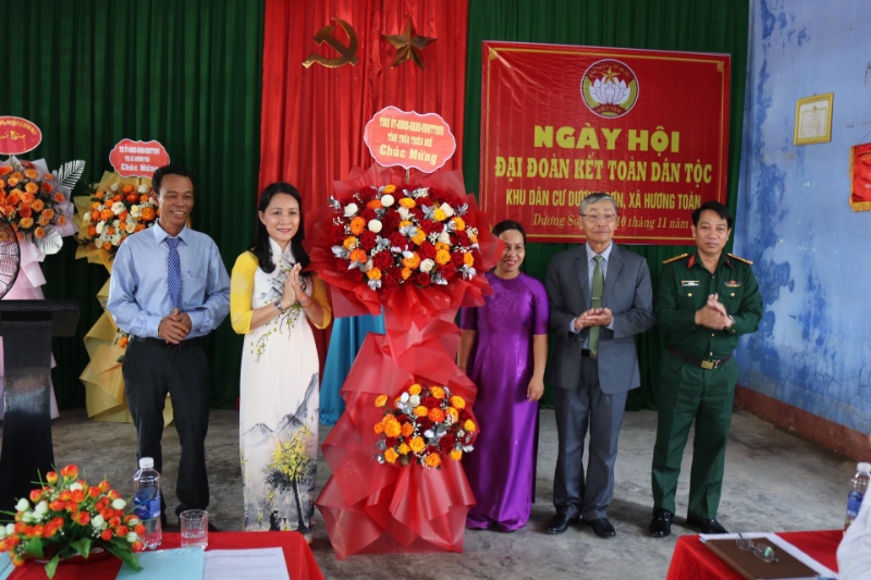 Lãnh đạo UBMTTQVN tỉnh, Bộ chỉ huy quân sự tỉnh tặng hoa chúc mừng ngày hội