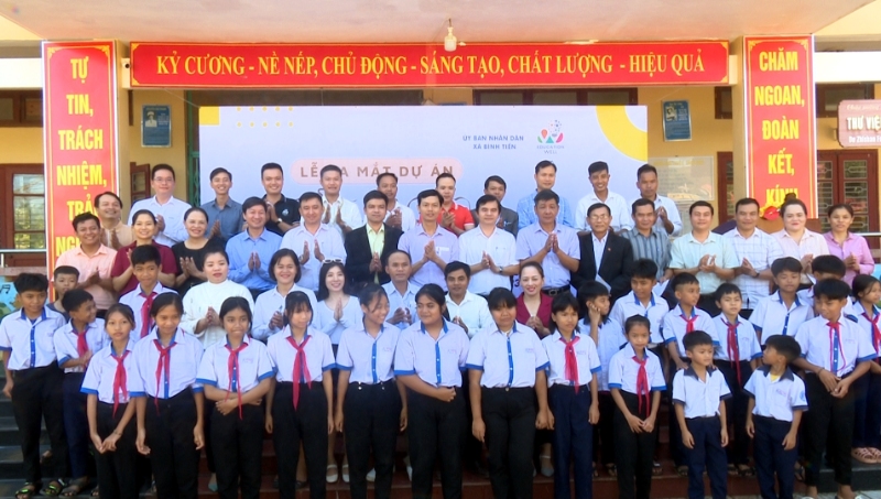 Người dân vùng cao ở xã Bình Tiến, thị xã Hương Trà “vui vừng” vì học sinh có xe đưa đón đến trường