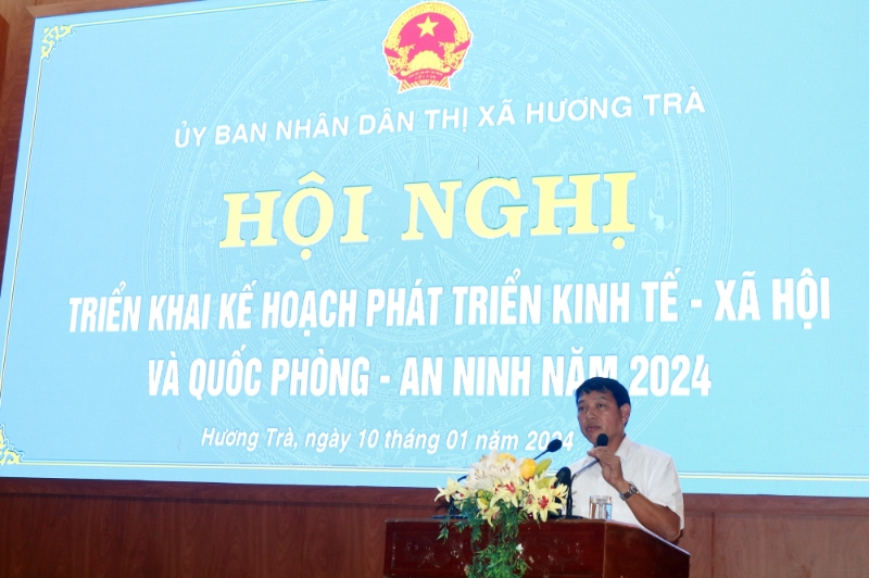 Đồng chí Nguyễn Duy Hùng - Phó Bí thư Thị ủy, Chủ tịch UBND thị xã phát biểu Khai mạc hội nghị