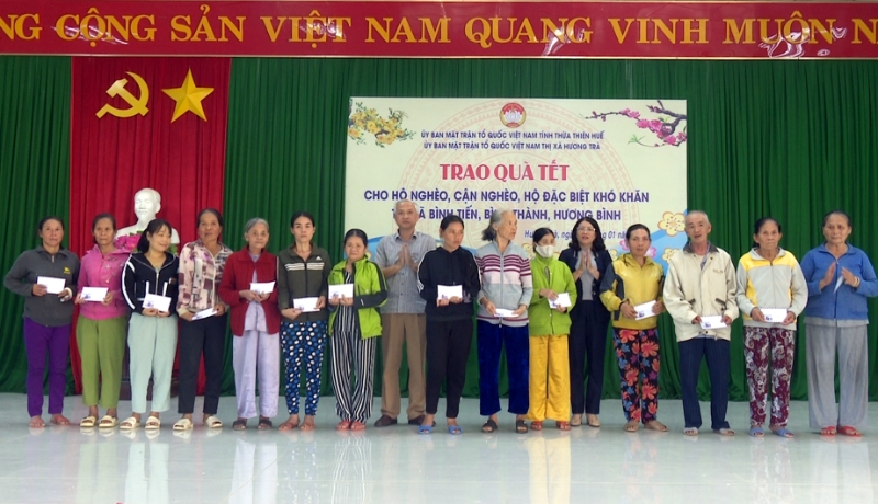 Lãnh đạo thị xã trao tận tay các suất quà cho các hộ nghèo, hộ cận nghèo và hộ có hoàn cảnh khó khăn