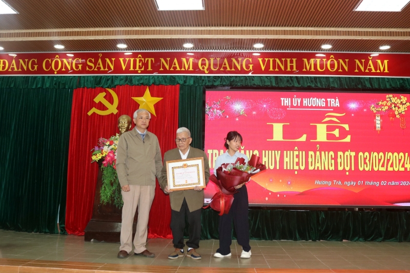Đồng chí Lê Hồng Thắng – Phó Bí thư Thường trực Thị ủy Hương Trà trao huy hiệu 60 năm tuổi Đảng