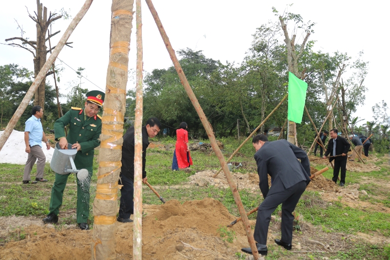 Các đồng chí lãnh đạo thị xã trồng cây tại khu vực Hồ Cá trước Đài tưởng niệm các Anh hùng Liệt sĩ thị xã Hương Trà