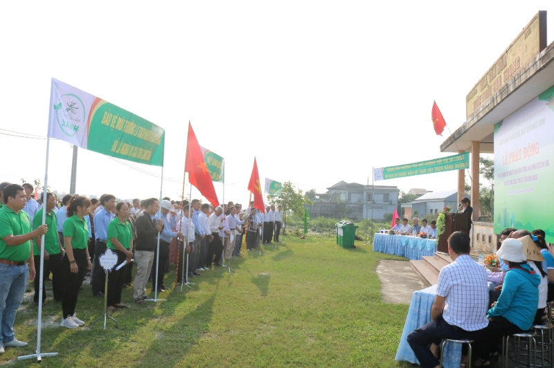 Nông dân thị xã tham gia bảo vệ môi trường hưởng ứng phong trào “Ngày chủ nhật xanh”