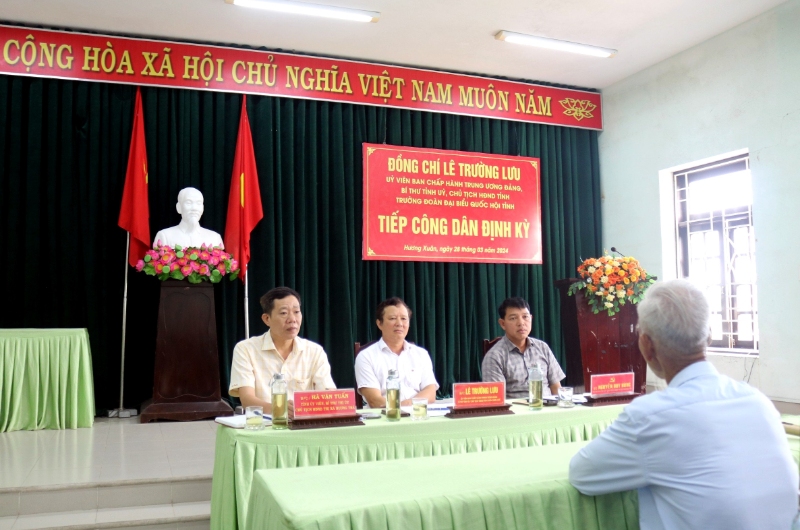 Đồng chí Lê Trường Lưu, Ủy viên BCH TW, Bí Thư Tỉnh ủy, Chủ tịch HĐND tỉnh, Trưởng Đoàn đại biểu Quốc hội tiếp công dân tại phường Hương Xuân