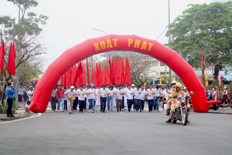 Các đại biểu và vận động viên tham gia chạy đồng hành hưởng ứng Ngày chạy Olympic vì sức khỏe toàn dân
