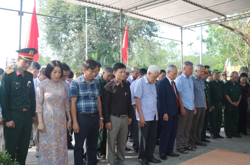 Các đại biểu mặc niệm trước Bia tưởng niệm Quê Chữ để tri ân những đóng góp to lớn của các Anh hùng liệt sĩ