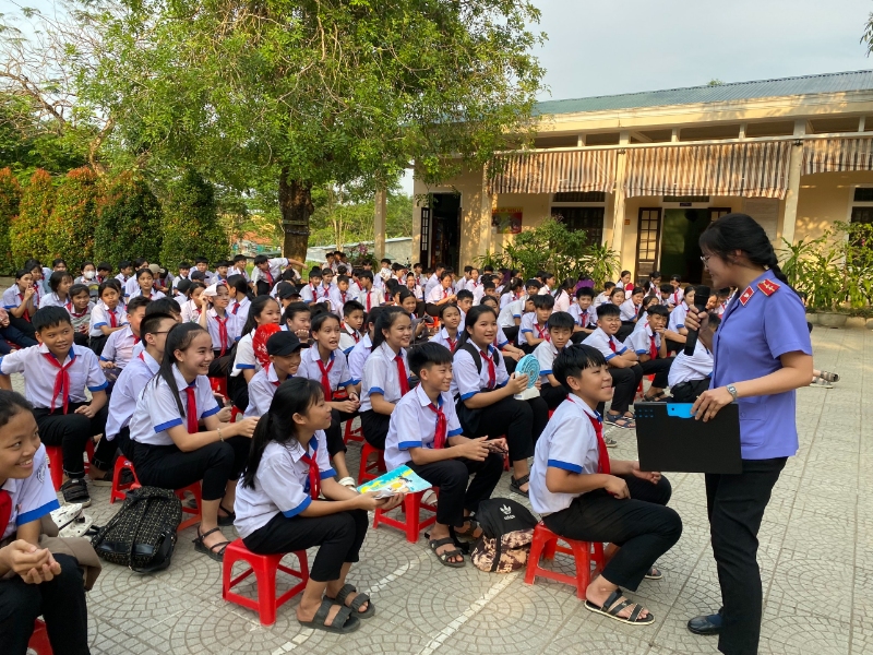 bao cao vien vksnd thi xa huong tra tuyen truyen ki nang su dung mang xa hoi an toan cho cac em hoc sinh
