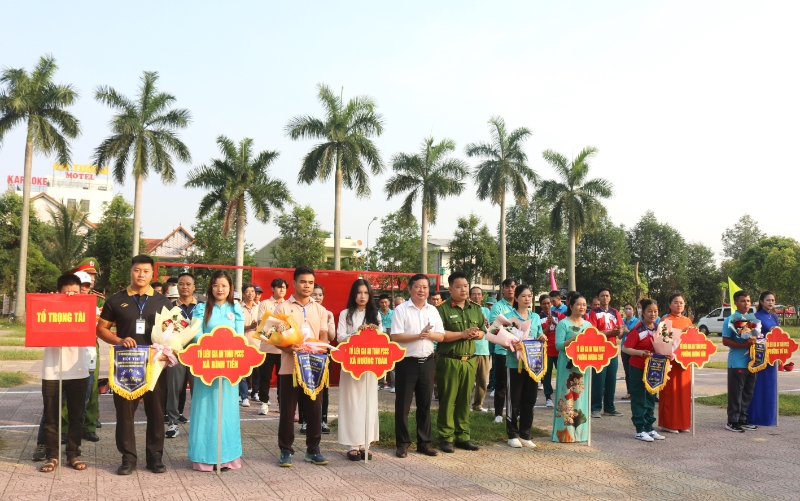 Ban tổ chức trao cờ lưu niệm cho các đội tham gia Hội thi