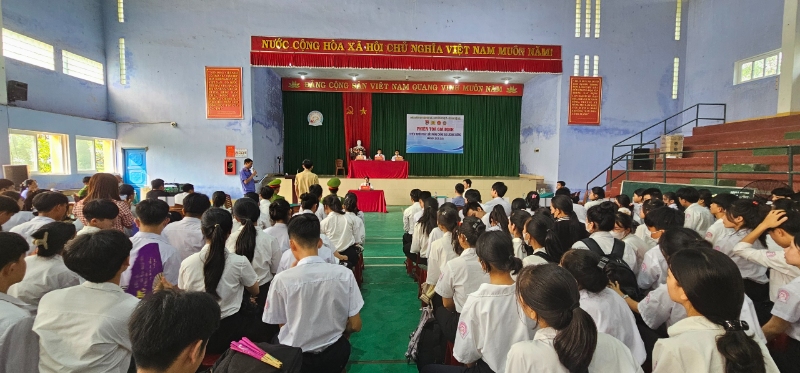Chi đoàn Viện kiểm sát nhân dân – Tòa án nhân dân thị xã Hương Trà tuyên truyền pháp luật cho học sinh