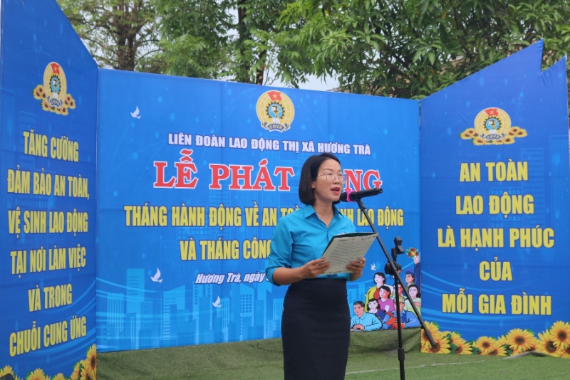 Đồng chí Hồ Thị Linh - Chủ tịch LĐLĐ thị xã phát biểu tại Lễ phát động