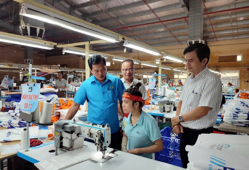 Đ/c Lê Minh Nhân - Chủ tịch LĐLĐ tỉnh và Đ/c Đỗ Ngọc An Phó chủ tịch UBND thị xã động viên các thí sinh tham gia tại Hội thi