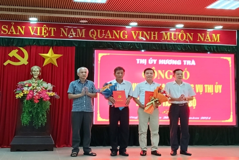 Lãnh đạo Thị ủy Hương Trà trao quyết định điều động cán bộ
