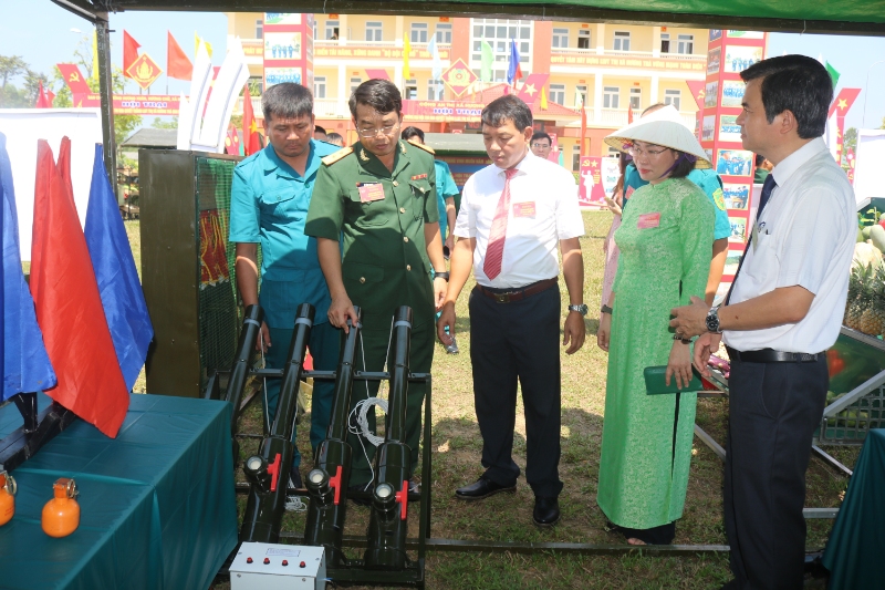 cac dai bieu tham quan mo hinh sang kien cai tien ky thuat phuc vu cong tac huan luyen cua luc luong vu trang thi xa