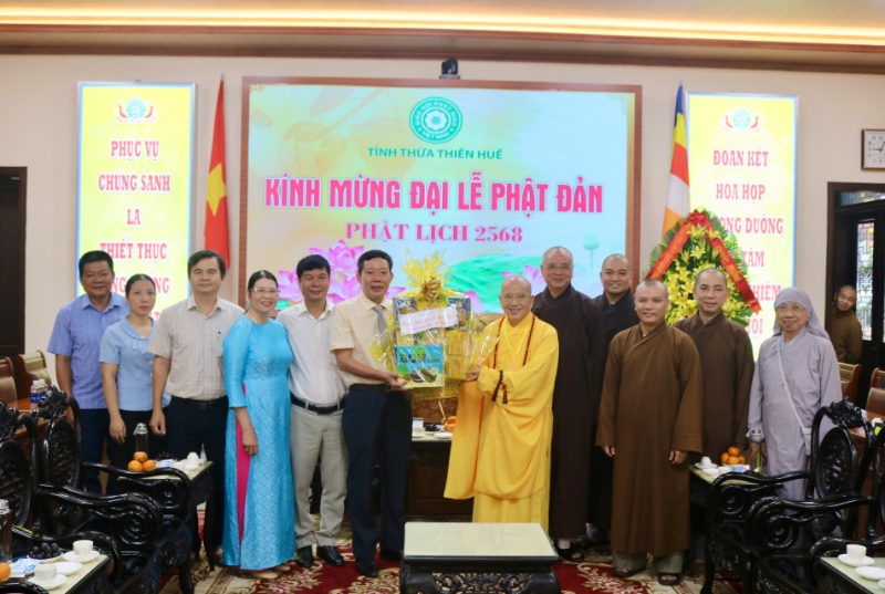 Các đồng chí lãnh đạo thị xã Hương Trà thăm, chúc mừng Giáo hội Phật giáo Việt Nam tỉnh Thừa Thiên Huế