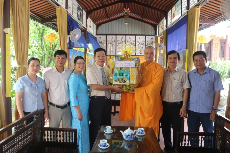 cac dong chi lanh dao thi xa tham chuc mung hoa thich hue phuoc tru tri chua tu lam