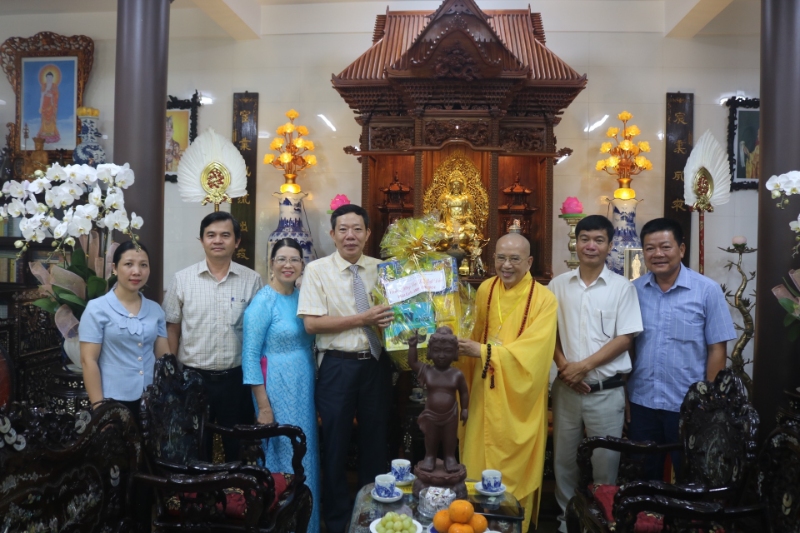 cac dong chi lanh dao thi xa tham chuc mung hoa thuong thich khe chon tru tri chua thien minh hue