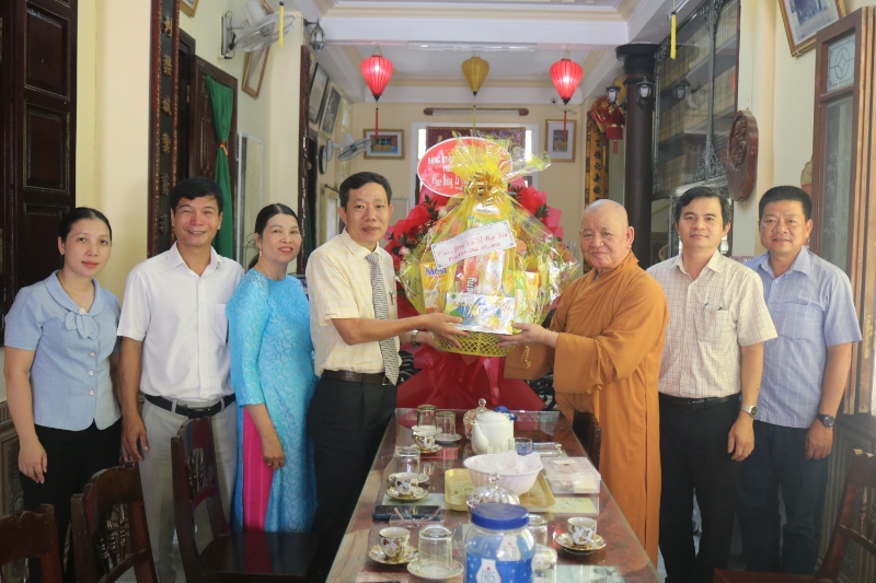 cac dong chi lanh dao thi xa tham chuc mung hoa thuong thich tinh quang tru tri chua truong xuan hue