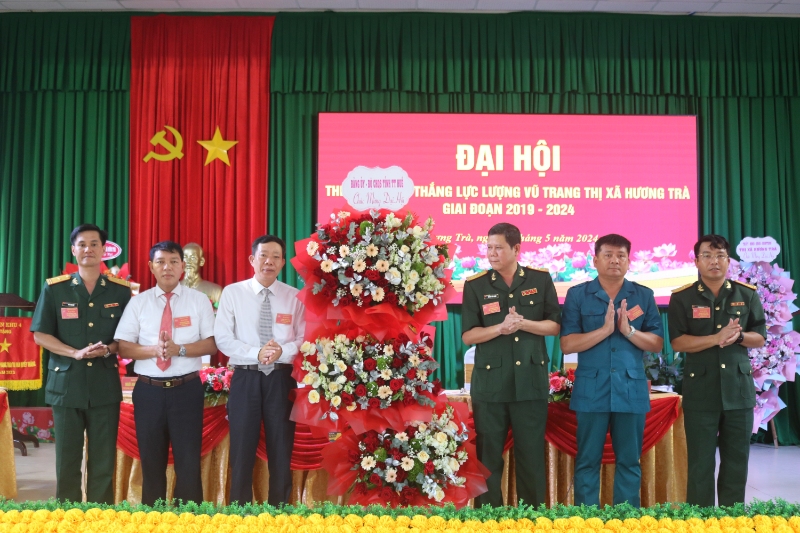 dai ta hoang van nhan pho bi thu dang uy quan su chinh uy bo chqs tinh thua thien hue tang hoa chuc mung dai hoi