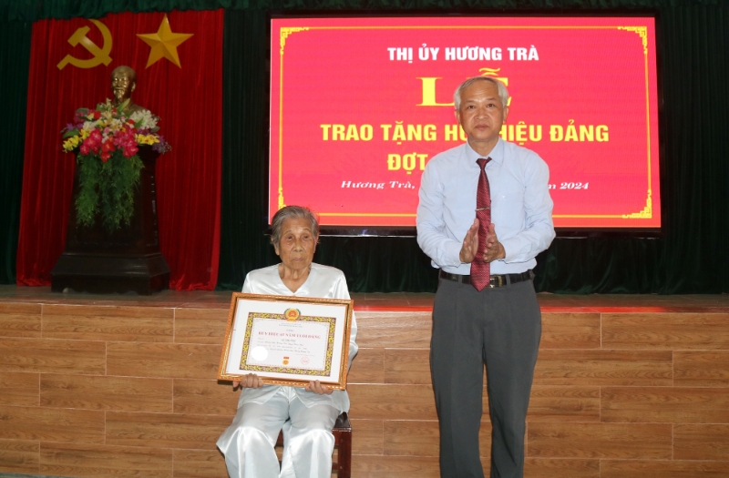 29 đảng viên thuộc Đảng bộ thị xã Hương Trà được trao Huy hiệu đảng đợt 19/5