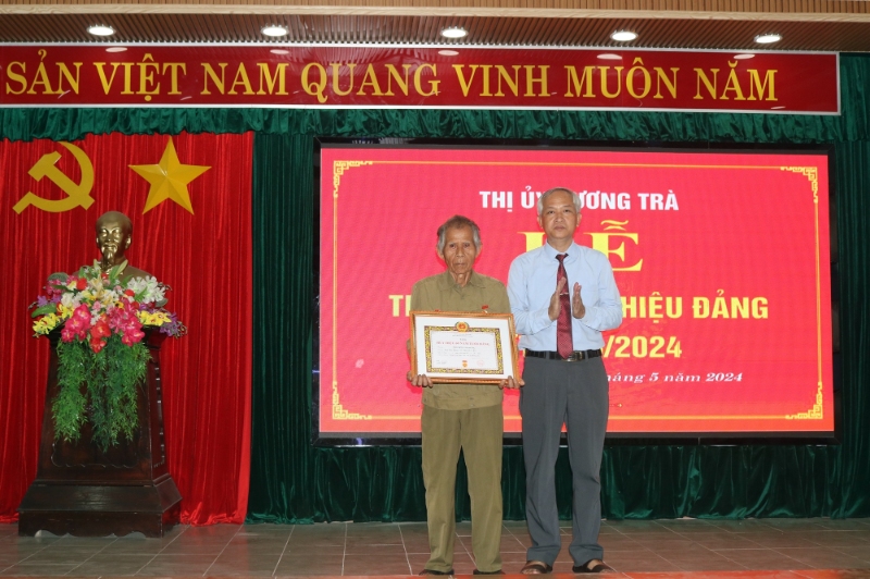 trao huy hieu dang dot 19 5 2024 2
