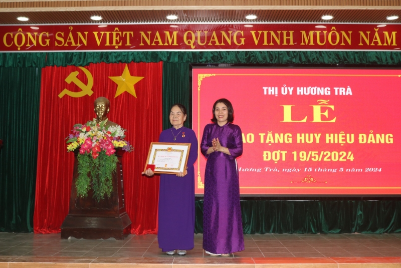 trao huy hieu dang dot 19 5 2024 3