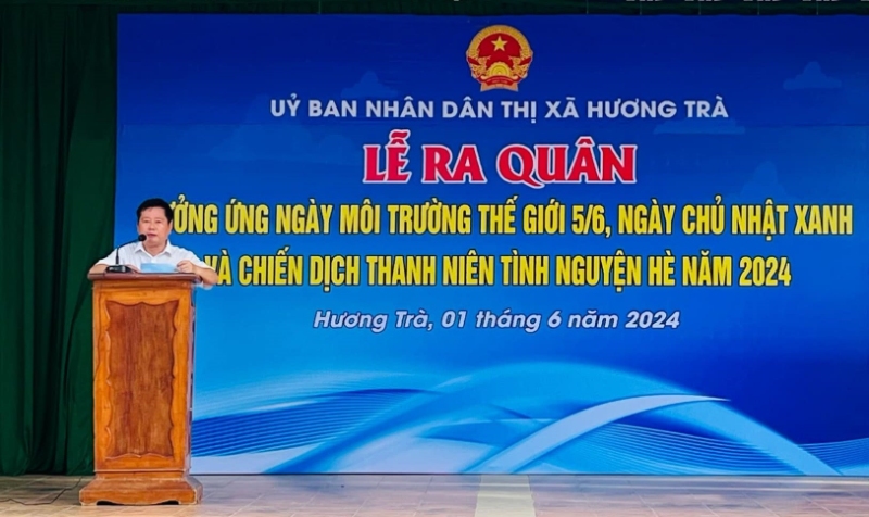 Phó Chủ tịch UBND thị xã Hương Trà Nguyễn Viết Hà phát biểu tại buổi lễ