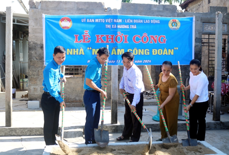Các đại biểu khởi công nhà "Mái ấm công đoàn" cho đoàn viên Nguyễn Thị Thắng