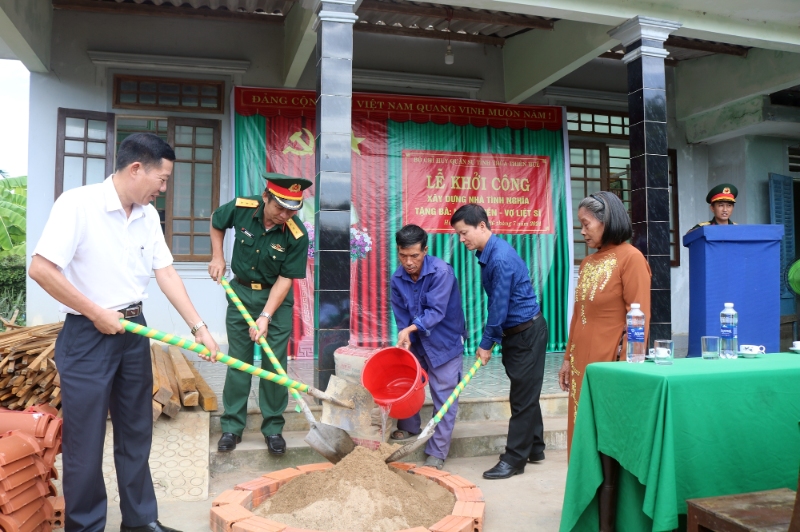 Đồng chí Hà Văn Tuấn, Thượng tá Trần Đình Quang và lãnh đạo chính quyền địa phương khởi công xây dựng nhà tình nghĩa