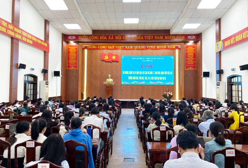 Quan cảnh lớp bồi dưỡng chính trị đầu năm học mới 2024 – 2025