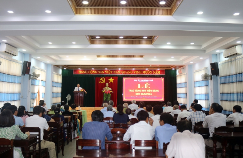 9.	Toàn cảnh Lễ trao tặng Huy hiệu Đảng đợt 2/9