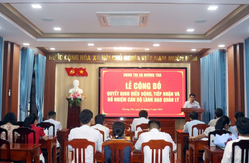 UBND thị xã Hương Trà tổ chức Lễ công bố Quyết định điều động, tiếp nhận và bổ nhiệm cán bộ lãnh đạo quản lý