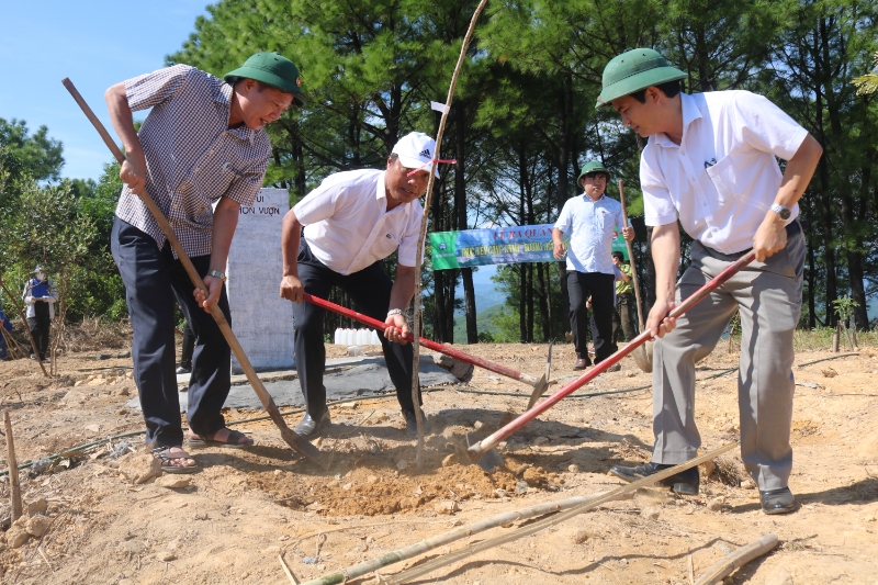 Hương Trà: Ra quân thực hiện Công trình “Đường hoa Hòn Vượn”