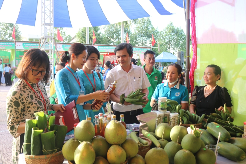 dai bieu tham quan va mua sam tai hoi cho