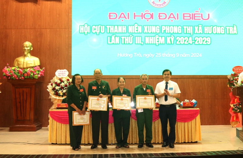 dong chi do ngoc an thi uy vien pho chu tich ubnd thi xa huong tra tang giay khen cho cac tap the ca nhan dat thanh tich xuat sac