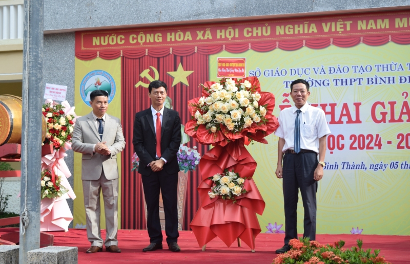 dong chi ha van tuan tinh uy vien bi thu thi uy huong tra tang hoa chuc mung nha truong
