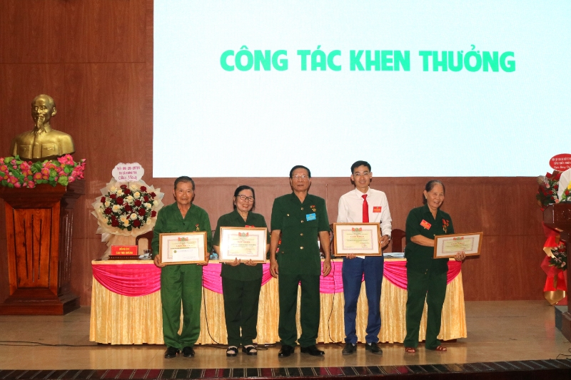 dong chi hoang huu xuyen chu tich hoi cuu tnxp tinh thua thien hue tang giay khen cho cac tap the ca nhan co thanh tich xuat sac