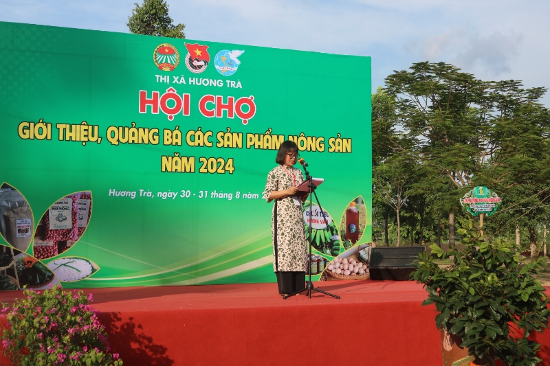 dong chi le anh hoc chu tich hoi nong dan thi xa huong tra phat bieu khai mac hoi cho