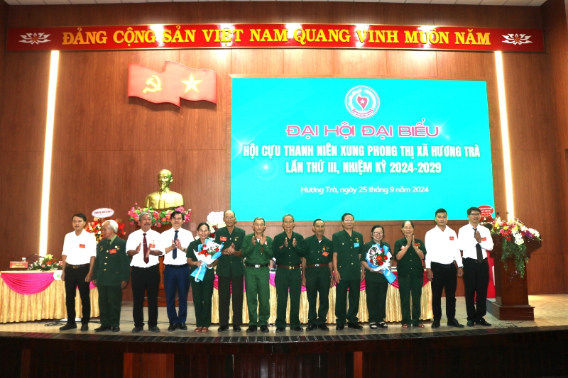 lanh dao tinh hoi ubnd thi xa huong tra tang hoa chuc mung ban chap hanh hoi cuu tnxp viet nam thi xa lan thu iii nhiem ky 2024 2029
