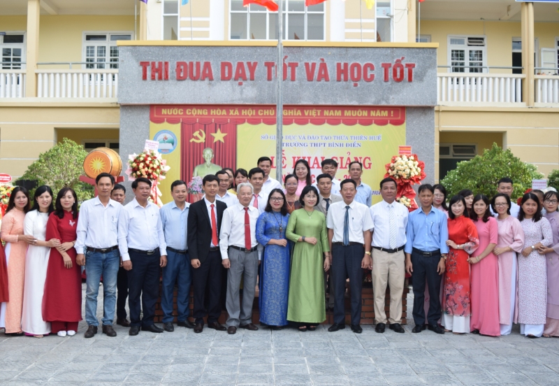 lanh dao tinh thi xa chup anh luu niem cung voi tap the nha truong