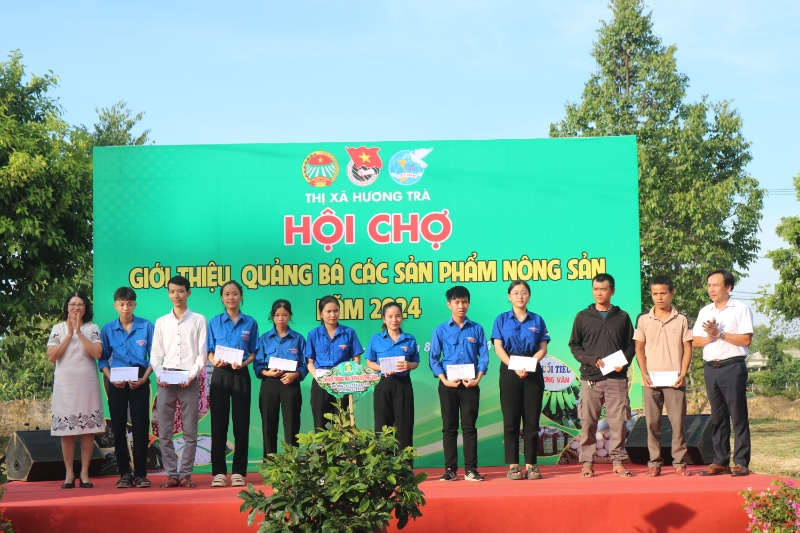 trao tang qua cho cac hoi vien doan vien co hoan canh kho khan tren dia ban thi xa huong tra