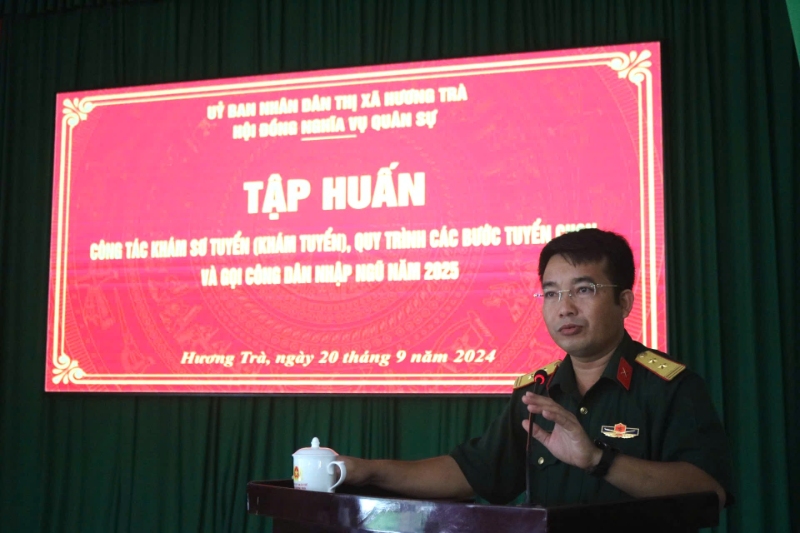 Hội đồng nghĩa vụ quân sự thị xã Hương Trà: Tập huấn công tác khám sơ tuyển (khám tuyển), quy trình các bước tuyển chọn và gọi công dân nhập ngũ 2025